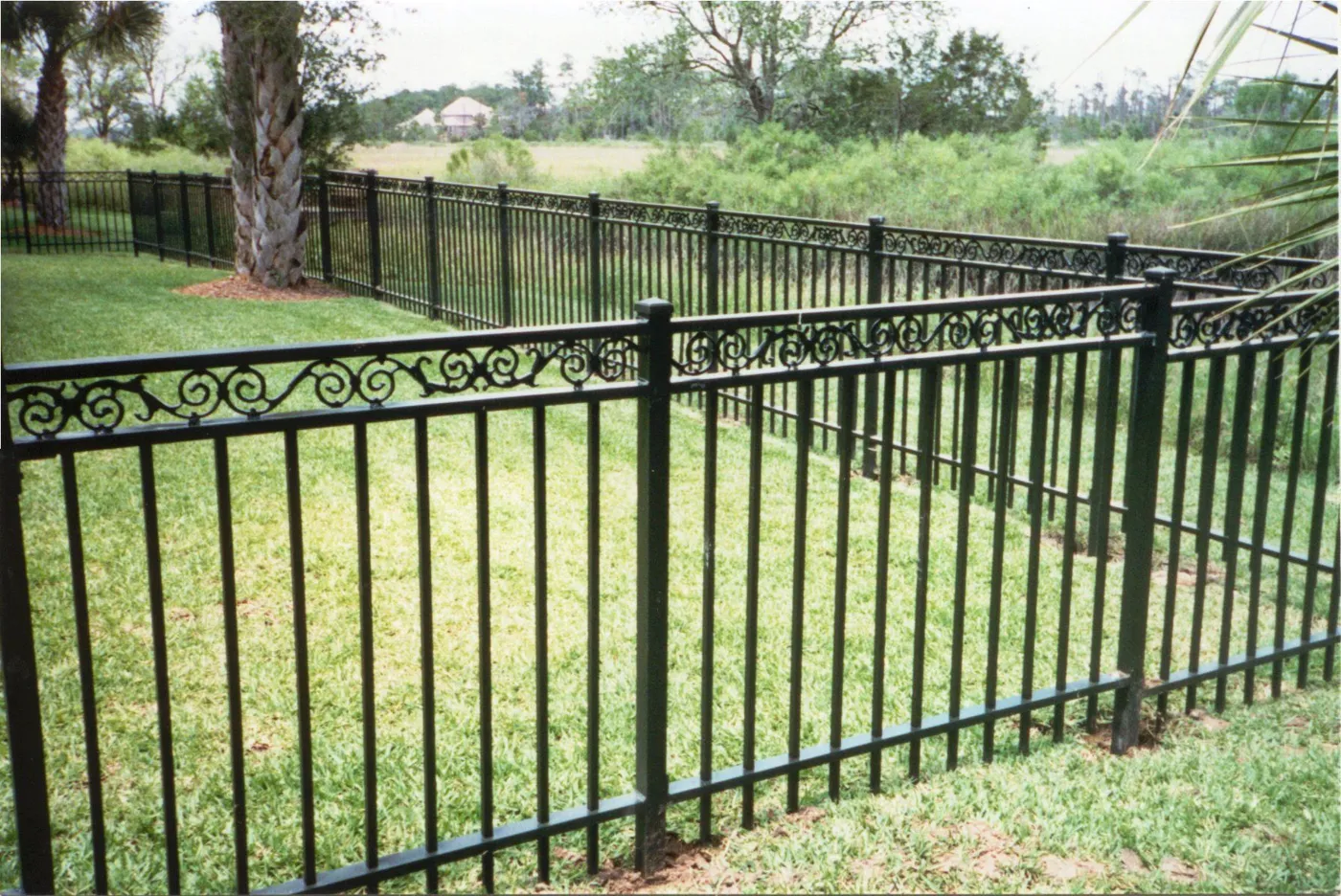 Wood vs Vinyl Fence: Which Is Better in Chicago?